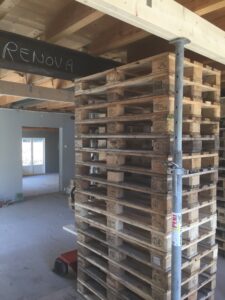 H-bjelke. Her har Renova lagt opp en 20 x 20 cm HEB-bjelke. Vi støtter opp med dekkestøtter og legger H-bjelken opp i bjelkelaget.