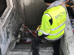 Betongsaging til dør, etter at trapp til kjeller er støpt.