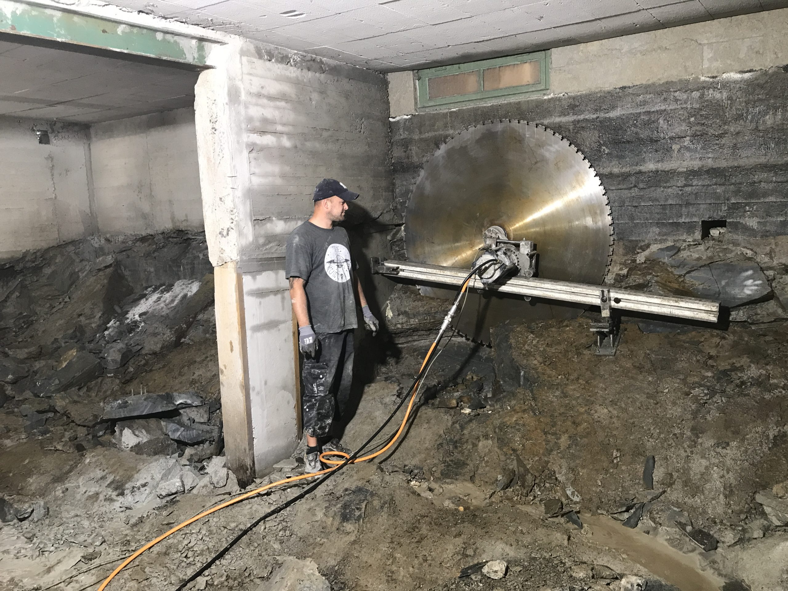 Renova, Fjellsaging i kjeller, glatt med betongvegg