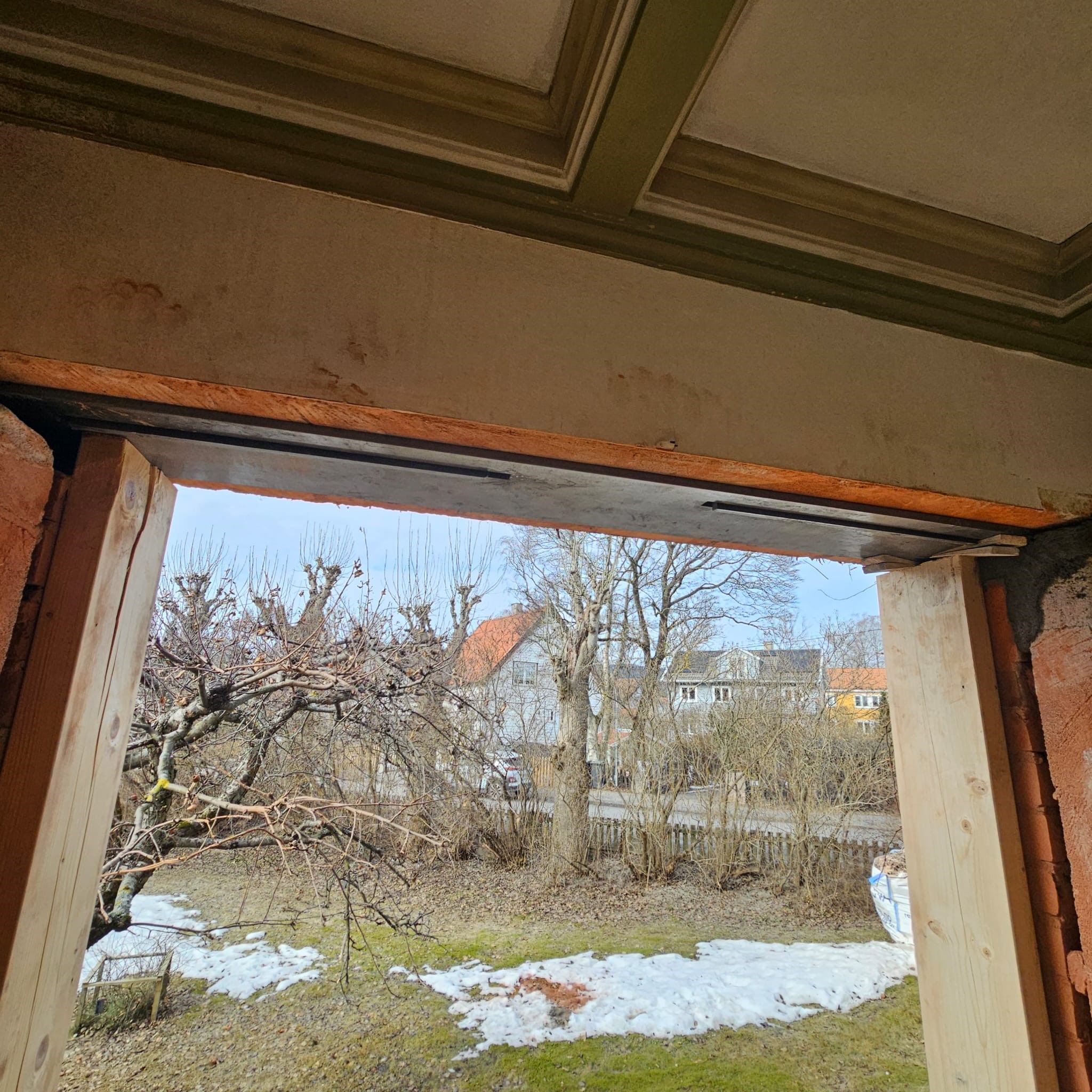 Renova, Her har vi spesialdesignet en opp ned T-profil som overdekning over et vindu, for å unngå stor åpning for H-bjelke