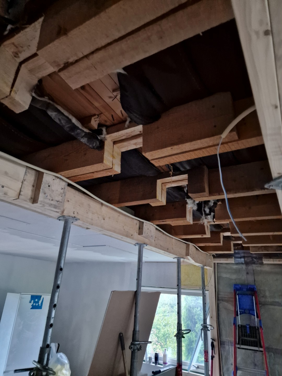 Her har vi saget et spor i bjelkelaget, som H-bjelken på bildet over passer inn i.
