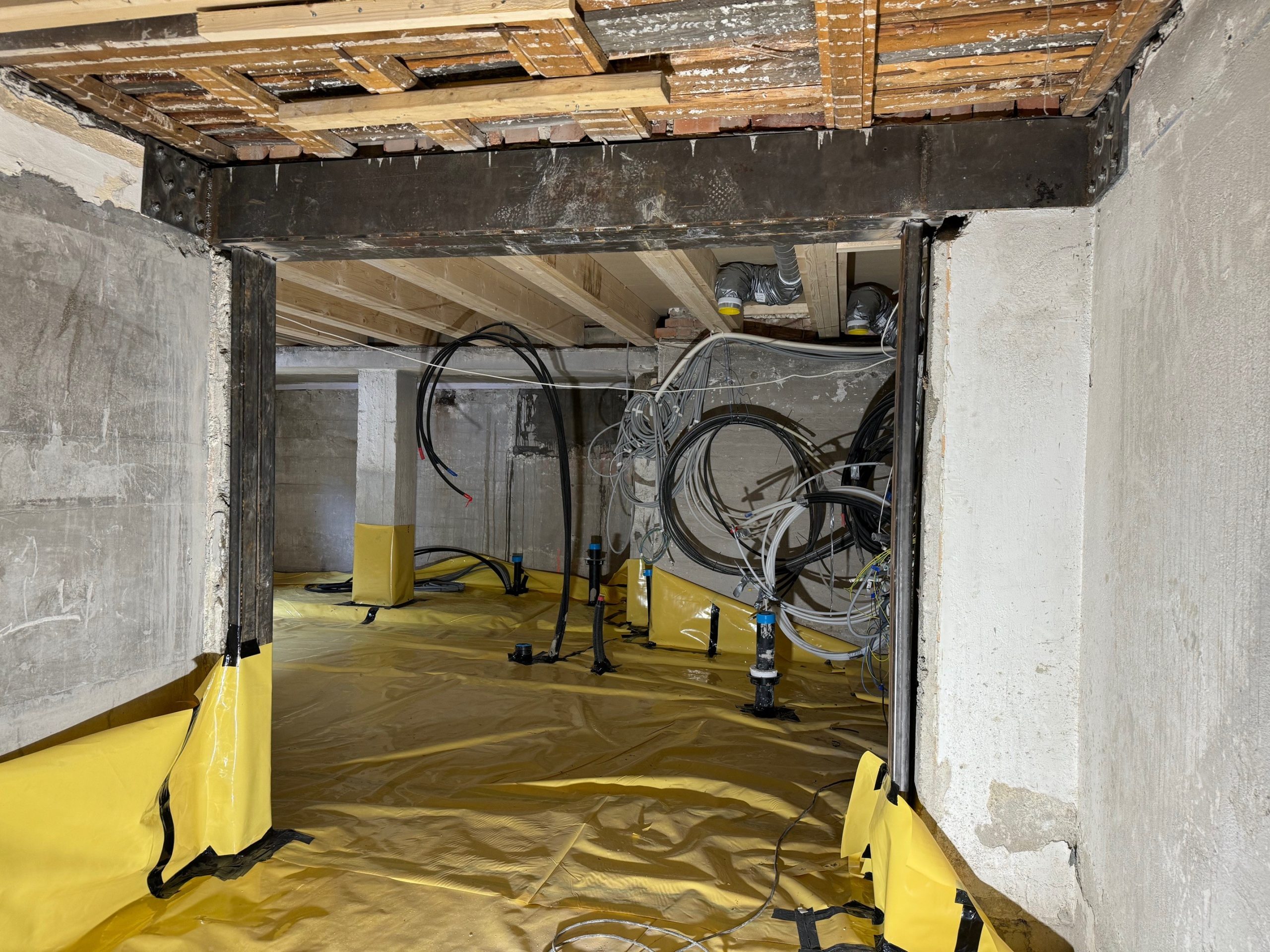 Her er et eksempel på en spesialbygd stålkontruksjon i en bygård i Oslo, der vi fjernet mange bærevegger. Dette er to vinkelstål, sveiset sammen som en U, under betong som måtte være igjen for bæring av bjelkelag. Holdt oppe med HUP søyler og flattstål boltet i veggsider.