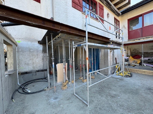 Renova, Store H-bjelker. Her har vi betongsaget bort ytterveggene i en kjelleretasje, slik at hjørnet av huset kunne forbindes med et tilbygg. Vi monterte store H-bjelker med flattstål under, slik  at himlingen ble flush :-) 