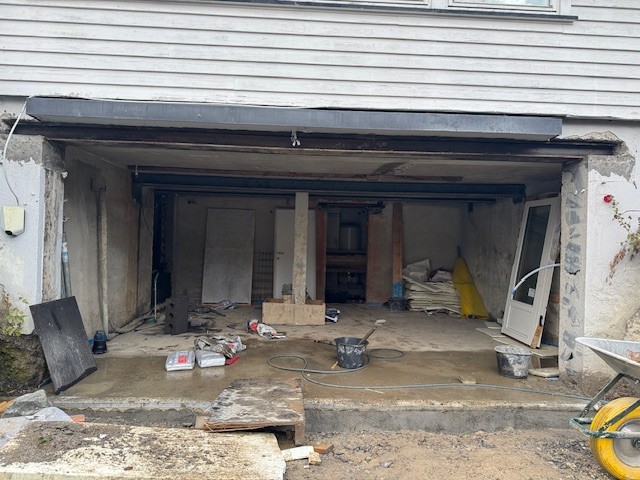 Her har vi fjernet en stople mellom to trange garasjeportet, slik at kunden kunne få en stor port. Vi har da lagt opp to stk, HEB 140 overåpningen , istedenfor en stk. HEB 180, for å ikke miste så mye høyde. Vi kan også bygge slike inn i etasjeskillet.