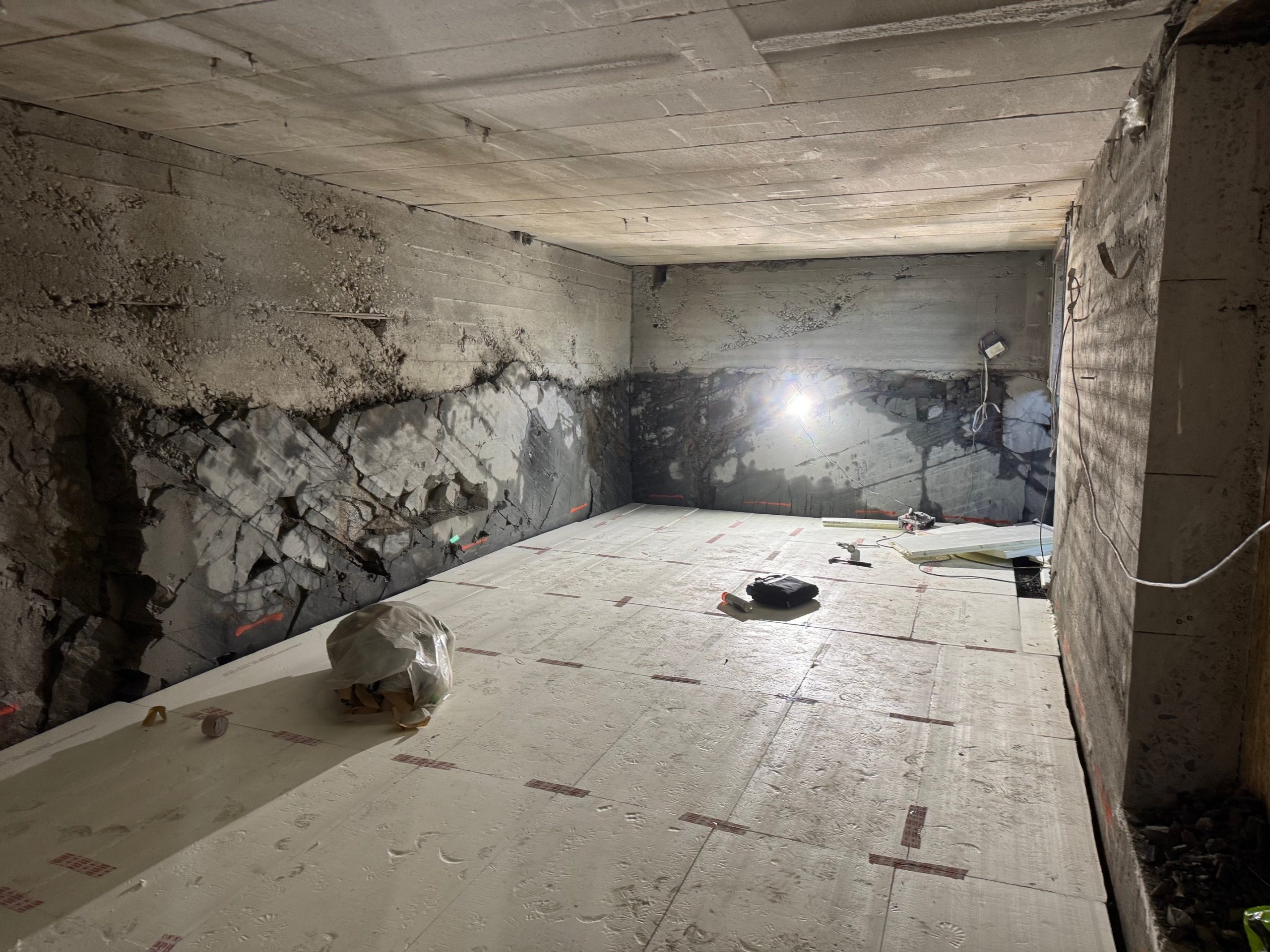 Renova, Utgraving. Her har vi fjernet ca. 90 tonn fjell, og glattsaget, så fjell danner nye vegger under betongen